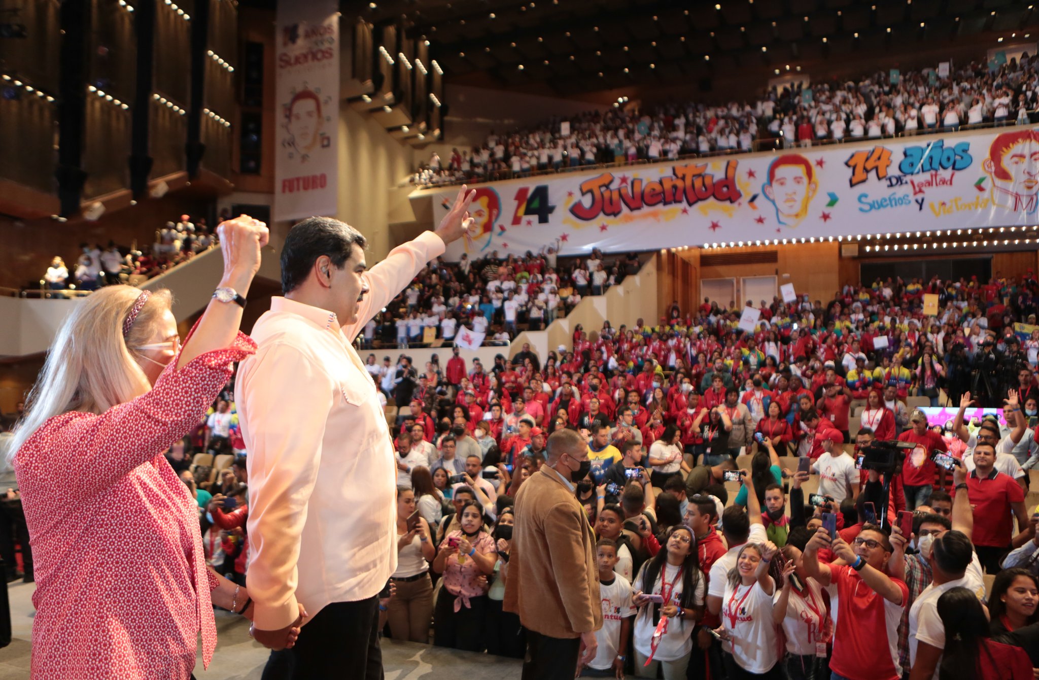 Maduro pido a los jóvenes prepararse para la gran victoria de las