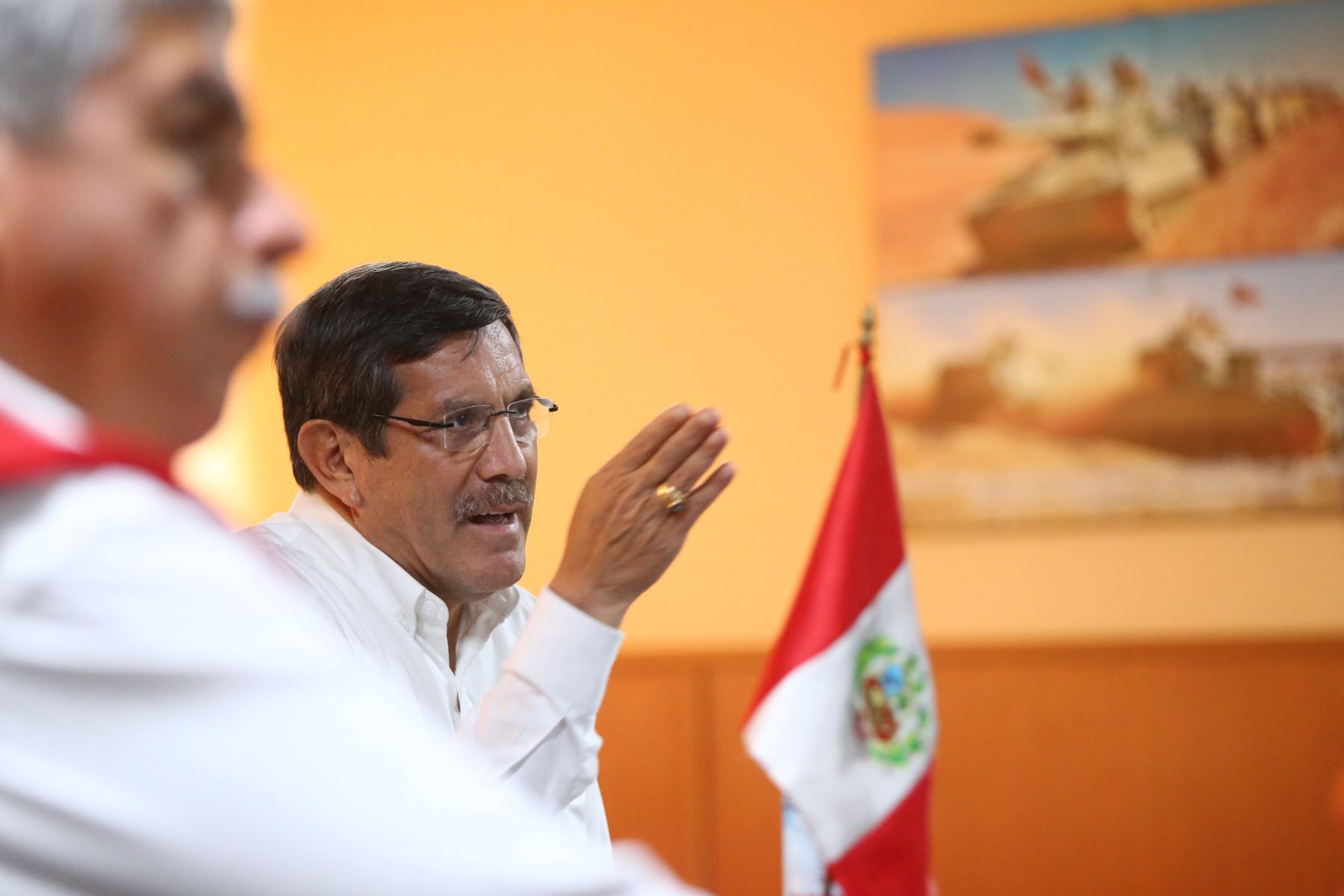 PERÚ Ministro de Defensa se está evaluando un corredor humanitario en