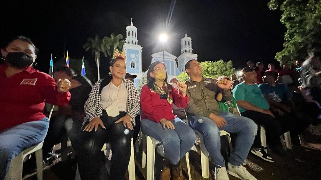 Encienden la Navidad en el Zulia desde la plaza Bolívar del municipio Miranda  